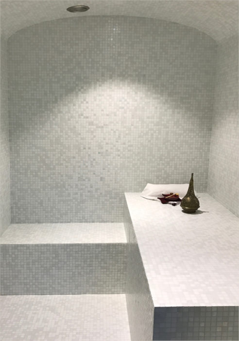 Hammam mosaïque blanche et grise