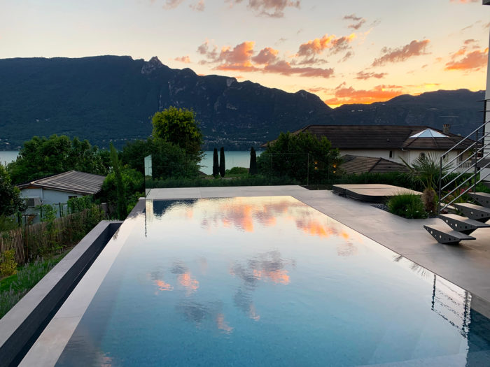 Une piscine miroir qui porte bien son nom
