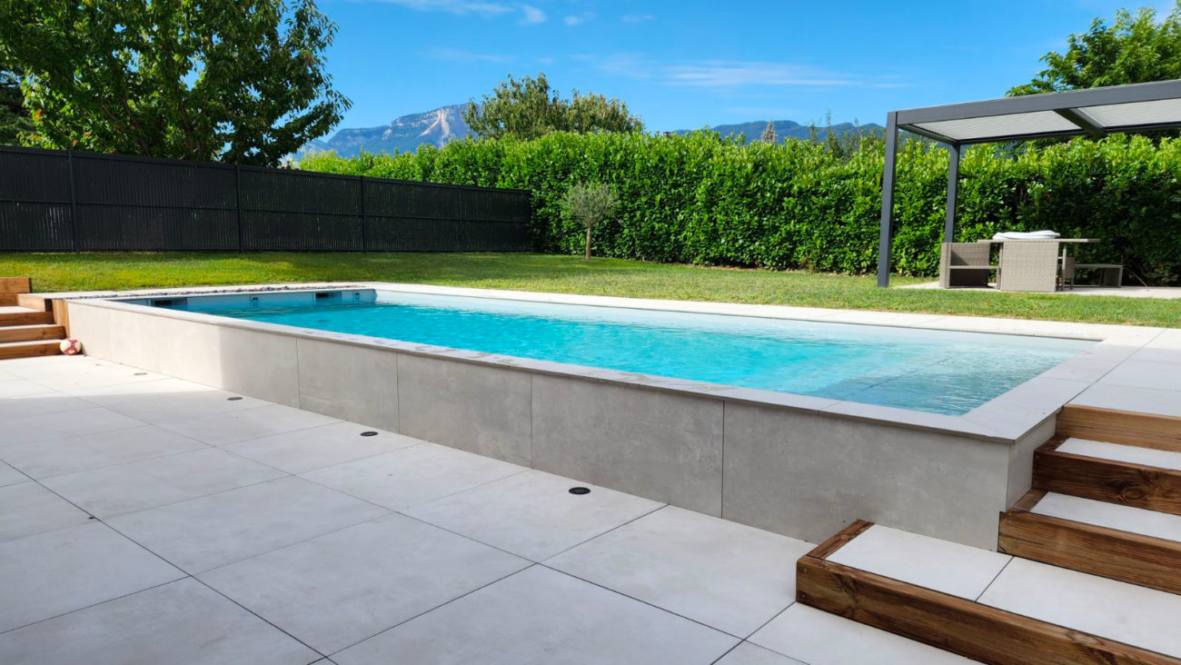 Une piscine en bord de terrasse