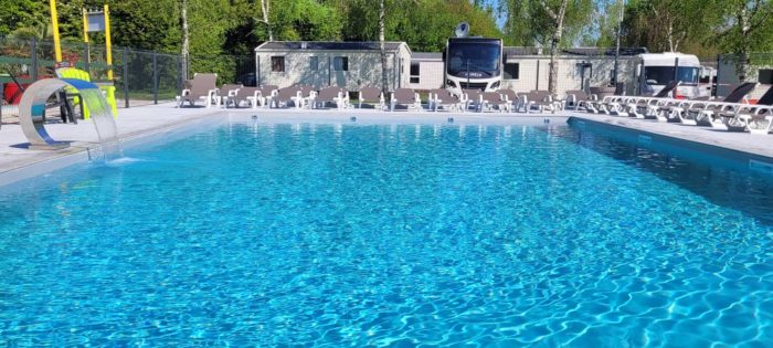 Baignade collective au camping Aloua